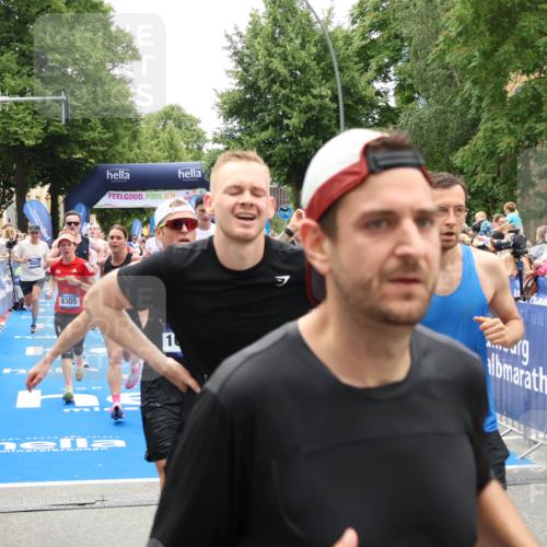 29.06.2025 - hella hamburg halbmarathon Zöllner http://msf.ph/oto/8201527 29.06.2025 10:47:33 Ziel 51, 1012, 1070, 1592, 1696, 2284, 2839, 2869, 2953, 3304, 5532, 5650, 5889, 8023, 8234, 8693, 8852, 8927, 9305, 11021, 12870, 13223, 13303, 15350, 15479, 15923, 16819, 17846, 17905, 18758, 18974 meine-sportfotos.de