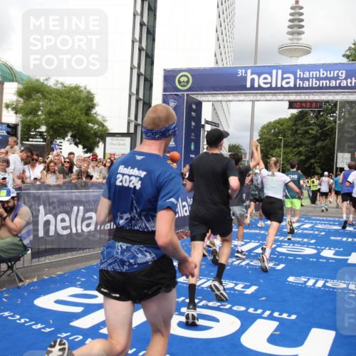 29.06.2025 - hella hamburg halbmarathon Michael Strokosch http://msf.ph/oto/8201534 29.06.2025 10:43:30 Ziel 2653, 3928, 5124, 5436, 5506, 7635, 8664, 9931, 10237, 13348, 15921, 16720, 17391, 18274, 18810, 18942, 18987, 19009, 19051 meine-sportfotos.de