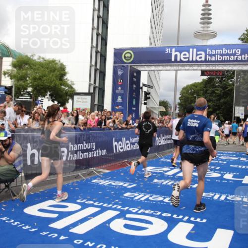 29.06.2025 - hella hamburg halbmarathon Michael Strokosch http://msf.ph/oto/8201583 29.06.2025 10:43:31 Ziel 2653, 3928, 5124, 5436, 5506, 7635, 8664, 9931, 10237, 10246, 11648, 13348, 16338, 16720, 17391, 18513, 18810, 18942, 18987, 19009, 19051 meine-sportfotos.de