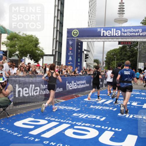 29.06.2025 - hella hamburg halbmarathon Michael Strokosch http://msf.ph/oto/8201610 29.06.2025 10:43:31 Ziel 2653, 3928, 5124, 5436, 5506, 7635, 8664, 9931, 10237, 10246, 11648, 13348, 16338, 16720, 17391, 18513, 18810, 18942, 18987, 19009, 19051 meine-sportfotos.de