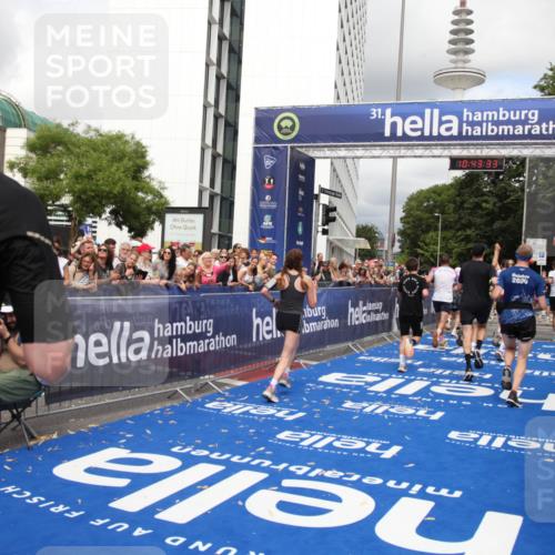 29.06.2025 - hella hamburg halbmarathon Michael Strokosch http://msf.ph/oto/8201630 29.06.2025 10:43:32 Ziel 2653, 3928, 4080, 5124, 5436, 5506, 7635, 8664, 9931, 10237, 10246, 11648, 12623, 13348, 16338, 16720, 17391, 18513, 18810, 18942, 18987, 19009, 19051 meine-sportfotos.de