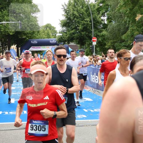29.06.2025 - hella hamburg halbmarathon Zöllner http://msf.ph/oto/8201693 29.06.2025 10:47:36 Ziel 1070, 1320, 1592, 1696, 2284, 2953, 3304, 5532, 5889, 6009, 8023, 8234, 8852, 8927, 10969, 11021, 12870, 13223, 13303, 14618, 14619, 15451, 15479, 17846, 17905, 18104, 18970, 19181 meine-sportfotos.de