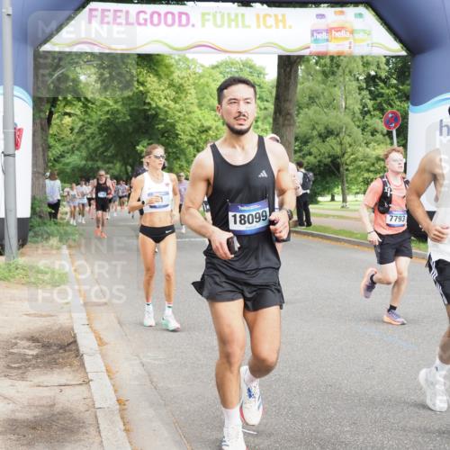 29.06.2025 - hella hamburg halbmarathon MichiJ http://msf.ph/oto/8201696 29.06.2025 10:21:38 Zwischen KM18-KM19 51, 1686, 7793, 7965, 8883, 10484, 11169, 11370, 14293, 15826, 16505, 16957, 18099 meine-sportfotos.de