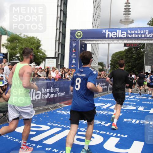 29.06.2025 - hella hamburg halbmarathon Michael Strokosch http://msf.ph/oto/8201708 29.06.2025 10:43:33 Ziel 2653, 3928, 4080, 5124, 5436, 5506, 7635, 8664, 9931, 10237, 10246, 11648, 12623, 14484, 16338, 17391, 18513, 18775, 18810, 18942, 19009, 19051, 19229 meine-sportfotos.de