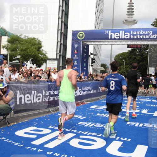 29.06.2025 - hella hamburg halbmarathon Michael Strokosch http://msf.ph/oto/8201733 29.06.2025 10:43:33 Ziel 2653, 3928, 4080, 5124, 5436, 5506, 7635, 8664, 9931, 10237, 10246, 11648, 12623, 14484, 16338, 17391, 18513, 18775, 18810, 18942, 19009, 19051, 19229 meine-sportfotos.de