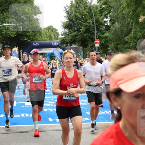29.06.2025 - hella hamburg halbmarathon Zöllner http://msf.ph/oto/8201764 29.06.2025 10:47:37 Ziel 1070, 1320, 1592, 1696, 2284, 2953, 3304, 5889, 6009, 8023, 8234, 8852, 8927, 10969, 11021, 12870, 13223, 13303, 14618, 14619, 15451, 15479, 17846, 17905, 18104, 18970, 19181 meine-sportfotos.de