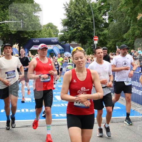 29.06.2025 - hella hamburg halbmarathon Zöllner http://msf.ph/oto/8201779 29.06.2025 10:47:37 Ziel 1070, 1320, 1592, 1696, 2284, 2953, 3304, 5889, 6009, 8023, 8234, 8852, 8927, 10969, 11021, 12870, 13223, 13303, 14618, 14619, 15451, 15479, 17846, 17905, 18104, 18970, 19181 meine-sportfotos.de