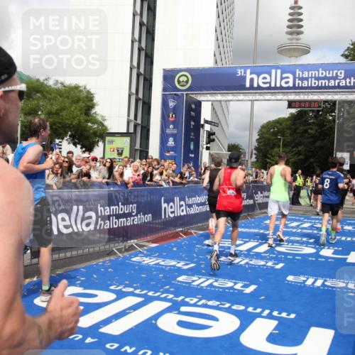 29.06.2025 - hella hamburg halbmarathon Michael Strokosch http://msf.ph/oto/8201787 29.06.2025 10:43:35 Ziel 3928, 4080, 5124, 5436, 5506, 7635, 8664, 9931, 10246, 11648, 12623, 14484, 16338, 18513, 18775, 18810, 18942, 19229 meine-sportfotos.de