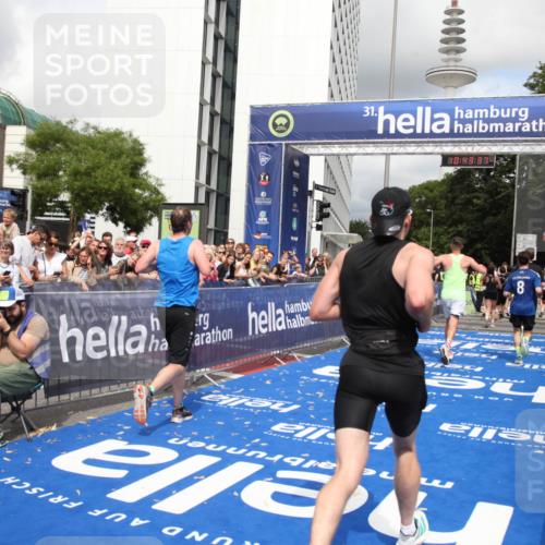 29.06.2025 - hella hamburg halbmarathon Michael Strokosch http://msf.ph/oto/8201805 29.06.2025 10:43:35 Ziel 3928, 4080, 5124, 5436, 5506, 7635, 8664, 9931, 10246, 11648, 12623, 14484, 16338, 18513, 18775, 18810, 18942, 19229 meine-sportfotos.de