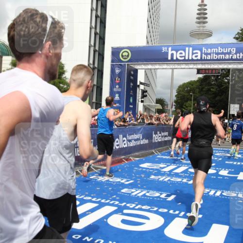 29.06.2025 - hella hamburg halbmarathon Michael Strokosch http://msf.ph/oto/8201836 29.06.2025 10:43:36 Ziel 3928, 4080, 5124, 5436, 7635, 9931, 10246, 11648, 12623, 13996, 14484, 16338, 18513, 18775, 18810, 19229 meine-sportfotos.de