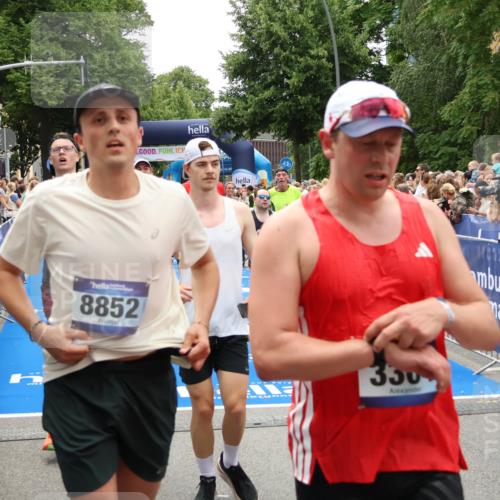 29.06.2025 - hella hamburg halbmarathon Zöllner http://msf.ph/oto/8201860 29.06.2025 10:47:39 Ziel 1070, 1320, 1696, 2284, 5889, 6009, 7962, 8023, 8234, 8927, 10969, 12870, 13223, 13303, 14618, 14619, 15451, 15479, 18104, 18970, 19181 meine-sportfotos.de
