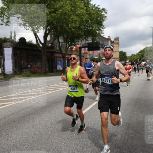 29.06.2025 - hella hamburg halbmarathon Yannick Fuchs http://msf.ph/oto/8201903 29.06.2025 10:44:46 20KM 1119, 1399, 1461, 1466, 1507, 1630, 1750, 1817, 2207, 2880, 3654, 4077, 4346, 4816, 5018, 5115, 6027, 6662, 6712, 6795, 7052, 7134, 7176, 7397, 7583, 7930, 7932, 8117, 8572, 8704, 8819, 9057, 10371, 11214, 11356, 11607, 12016, 12624, 13008, 13687, 13701, 13875, 14034, 14125, 14257, 14626, 15362, 15395, 15803, 15950, 16285, 16291, 16716, 17179, 17221, 17384, 18006, 18066, 18370, 18394, 18489, 18811 meine-sportfotos.de
