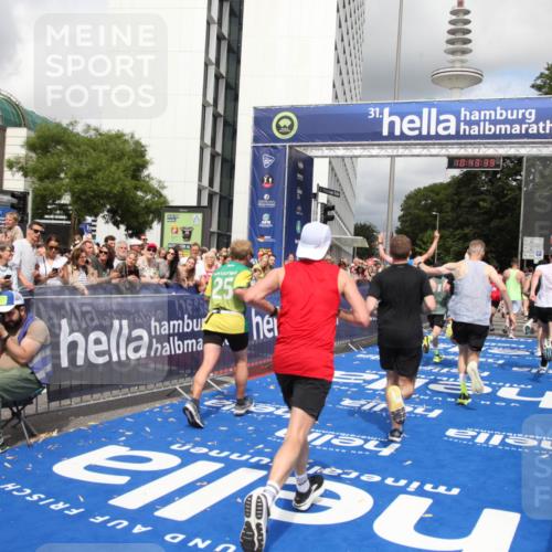 29.06.2025 - hella hamburg halbmarathon Michael Strokosch http://msf.ph/oto/8201905 29.06.2025 10:43:38 Ziel 3116, 4080, 5124, 5436, 7635, 9931, 10246, 11648, 12623, 13996, 14484, 14690, 16338, 17912, 18513, 18775, 18810, 19229 meine-sportfotos.de
