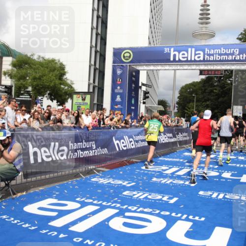 29.06.2025 - hella hamburg halbmarathon Michael Strokosch http://msf.ph/oto/8201974 29.06.2025 10:43:39 Ziel 3116, 4080, 5124, 7635, 10246, 11648, 12623, 13996, 14484, 14690, 16338, 17912, 18449, 18513, 18775, 18810, 19229 meine-sportfotos.de
