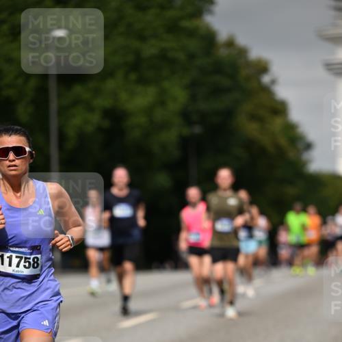 29.06.2025 - hella hamburg halbmarathon Dr. Thomas Lammeyer http://msf.ph/oto/8201989 29.06.2025 10:11:46 Kennedybrücke 1173, 1893, 1993, 2032, 2136, 3328, 3929, 4262, 5242, 5899, 6196, 6517, 6518, 6707, 6713, 6715, 6833, 7476, 7503, 7760, 8585, 9338, 9967, 10283, 10700 meine-sportfotos.de