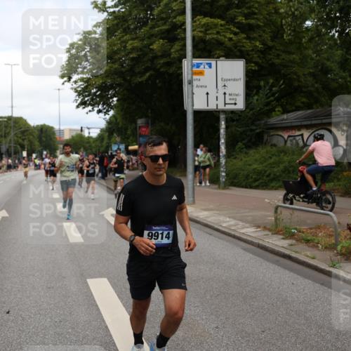 29.06.2025 - hella hamburg halbmarathon Yannick Fuchs http://msf.ph/oto/8202012 29.06.2025 10:32:04 20KM 1290, 2196, 2404, 2767, 3790, 5042, 5307, 5923, 6047, 6123, 6458, 7310, 9017, 9178, 9914, 10190, 10451, 11423, 12739, 12900, 13141, 13372, 13854, 14387, 14459, 14691, 14934, 15178, 15410, 15939, 16992, 17125, 17137, 18103, 18159, 18216, 18357, 18986 meine-sportfotos.de
