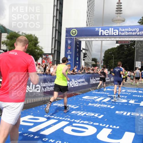 29.06.2025 - hella hamburg halbmarathon Michael Strokosch http://msf.ph/oto/8202036 29.06.2025 10:43:43 Ziel 3116, 4318, 6903, 9114, 13421, 13996, 14201, 14210, 14690, 15328, 15932, 17912, 18449 meine-sportfotos.de