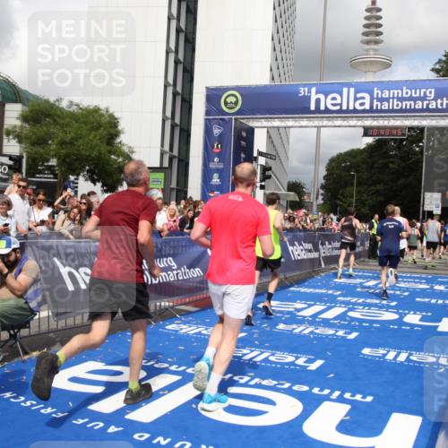 29.06.2025 - hella hamburg halbmarathon Michael Strokosch http://msf.ph/oto/8202058 29.06.2025 10:43:44 Ziel 3116, 4318, 6903, 6991, 9114, 13421, 13996, 14201, 14210, 14690, 15328, 15932, 17912, 18449, 19090 meine-sportfotos.de