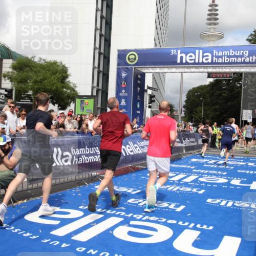 29.06.2025 - hella hamburg halbmarathon Michael Strokosch http://msf.ph/oto/8202079 29.06.2025 10:43:44 Ziel 3116, 4318, 6903, 6991, 9114, 13421, 13996, 14201, 14210, 14690, 15328, 15932, 17912, 18449, 19090 meine-sportfotos.de
