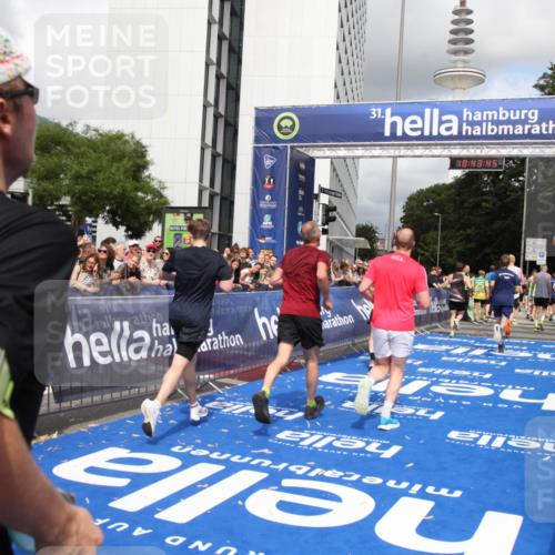 29.06.2025 - hella hamburg halbmarathon Michael Strokosch http://msf.ph/oto/8202105 29.06.2025 10:43:44 Ziel 3116, 4318, 6903, 6991, 9114, 13421, 13996, 14201, 14210, 14690, 15328, 15932, 17912, 18449, 19090 meine-sportfotos.de