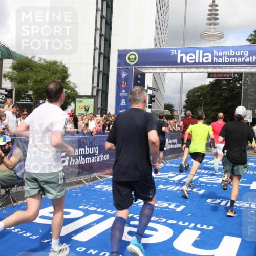 29.06.2025 - hella hamburg halbmarathon Michael Strokosch http://msf.ph/oto/8202141 29.06.2025 10:43:45 Ziel 1976, 3116, 4318, 6903, 6991, 9114, 9159, 13421, 13996, 14201, 14210, 14690, 15328, 15932, 16105, 17912, 18449, 19090 meine-sportfotos.de