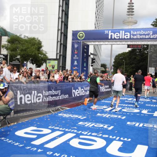 29.06.2025 - hella hamburg halbmarathon Michael Strokosch http://msf.ph/oto/8202223 29.06.2025 10:43:47 Ziel 1976, 3116, 4318, 6903, 6991, 9114, 9159, 11153, 11848, 13421, 14201, 14210, 15328, 15512, 15932, 16062, 16105, 18449, 19090 meine-sportfotos.de
