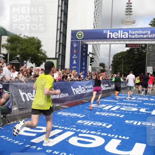 29.06.2025 - hella hamburg halbmarathon Michael Strokosch http://msf.ph/oto/8202251 29.06.2025 10:43:48 Ziel 1976, 4318, 6903, 6991, 7185, 9114, 9159, 11153, 11778, 11848, 13421, 14201, 14210, 15328, 15512, 15932, 16062, 16105, 18449, 19090 meine-sportfotos.de
