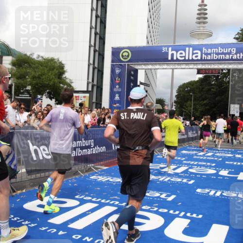 29.06.2025 - hella hamburg halbmarathon Michael Strokosch http://msf.ph/oto/8202303 29.06.2025 10:43:49 Ziel 1976, 3437, 4318, 6903, 6991, 7185, 9114, 9159, 9374, 11153, 11778, 11848, 13421, 13897, 14201, 14210, 15328, 15512, 15932, 16062, 16105, 18650, 19090 meine-sportfotos.de