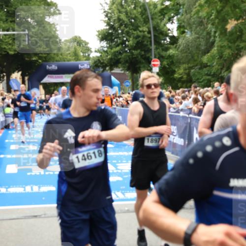29.06.2025 - hella hamburg halbmarathon Zöllner http://msf.ph/oto/8202313 29.06.2025 10:47:46 Ziel 2340, 2708, 5915, 7962, 10988, 11283, 12679, 13948, 15478, 16205, 17229, 18430 meine-sportfotos.de