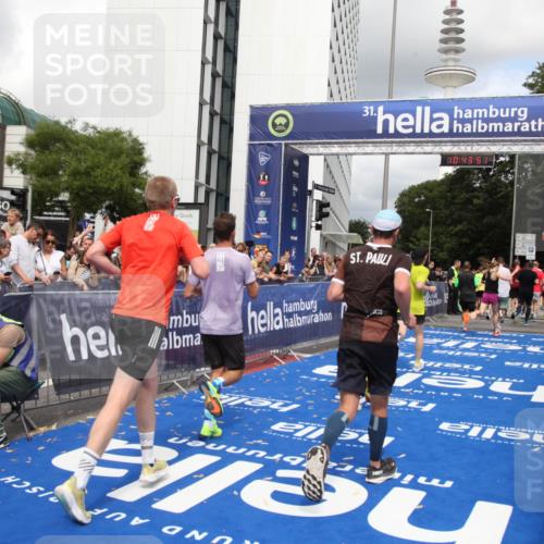 29.06.2025 - hella hamburg halbmarathon Michael Strokosch http://msf.ph/oto/8202324 29.06.2025 10:43:49 Ziel 1976, 3437, 4318, 6903, 6991, 7185, 9114, 9159, 9374, 11153, 11778, 11848, 13421, 13897, 14201, 14210, 15328, 15512, 15932, 16062, 16105, 18650, 19090 meine-sportfotos.de