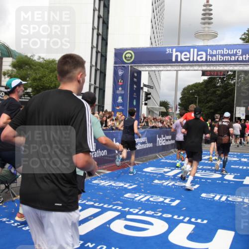 29.06.2025 - hella hamburg halbmarathon Michael Strokosch http://msf.ph/oto/8202382 29.06.2025 10:43:51 Ziel 1976, 3437, 5624, 5692, 6903, 6991, 7185, 9043, 9159, 9374, 11153, 11778, 11848, 13897, 14201, 14210, 15512, 16062, 16105, 18650, 19090 meine-sportfotos.de