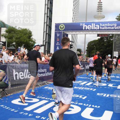 29.06.2025 - hella hamburg halbmarathon Michael Strokosch http://msf.ph/oto/8202413 29.06.2025 10:43:51 Ziel 1976, 3437, 5624, 5692, 6903, 6991, 7185, 9043, 9159, 9374, 11153, 11778, 11848, 13897, 14201, 14210, 15512, 16062, 16105, 18650, 19090 meine-sportfotos.de