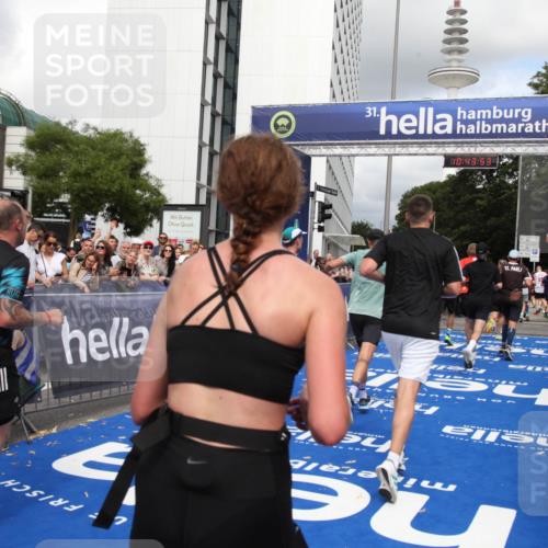 29.06.2025 - hella hamburg halbmarathon Michael Strokosch http://msf.ph/oto/8202423 29.06.2025 10:43:52 Ziel 1976, 3437, 3697, 5624, 5692, 6991, 7185, 9043, 9159, 9374, 11153, 11778, 11848, 13897, 14861, 15512, 16062, 16105, 18650, 19090 meine-sportfotos.de