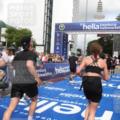 29.06.2025 - hella hamburg halbmarathon Michael Strokosch http://msf.ph/oto/8202435 29.06.2025 10:43:52 Ziel 1976, 3437, 3697, 5624, 5692, 6991, 7185, 9043, 9159, 9374, 11153, 11778, 11848, 13897, 14861, 15512, 16062, 16105, 18650, 19090 meine-sportfotos.de