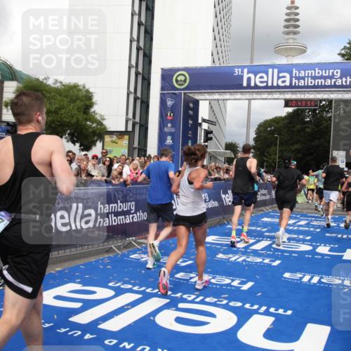 29.06.2025 - hella hamburg halbmarathon Michael Strokosch http://msf.ph/oto/8202496 29.06.2025 10:43:54 Ziel 1976, 3437, 3697, 3907, 5624, 5692, 7185, 8145, 9043, 9159, 9374, 10493, 11153, 11778, 11809, 11848, 12966, 13897, 14861, 15512, 16062, 16105, 17376, 18650, 18678 meine-sportfotos.de
