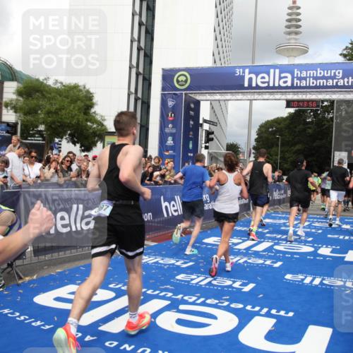 29.06.2025 - hella hamburg halbmarathon Michael Strokosch http://msf.ph/oto/8202519 29.06.2025 10:43:54 Ziel 1976, 3437, 3697, 3907, 5624, 5692, 7185, 8145, 9043, 9159, 9374, 10493, 11153, 11778, 11809, 11848, 12966, 13897, 14861, 15512, 16062, 16105, 17376, 18650, 18678 meine-sportfotos.de