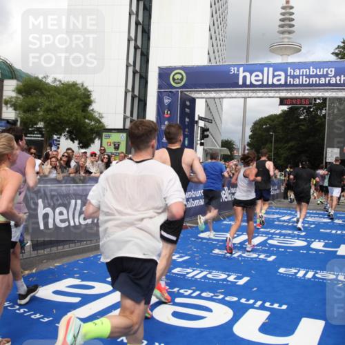 29.06.2025 - hella hamburg halbmarathon Michael Strokosch http://msf.ph/oto/8202539 29.06.2025 10:43:55 Ziel 3437, 3697, 3907, 5624, 5692, 7185, 8145, 9043, 9374, 10493, 11153, 11778, 11809, 11848, 12966, 13897, 14861, 15512, 16062, 16549, 17376, 17403, 18650, 18678 meine-sportfotos.de