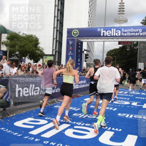 29.06.2025 - hella hamburg halbmarathon Michael Strokosch http://msf.ph/oto/8202549 29.06.2025 10:43:55 Ziel 3437, 3697, 3907, 5624, 5692, 7185, 8145, 9043, 9374, 10493, 11153, 11778, 11809, 11848, 12966, 13897, 14861, 15512, 16062, 16549, 17376, 17403, 18650, 18678 meine-sportfotos.de