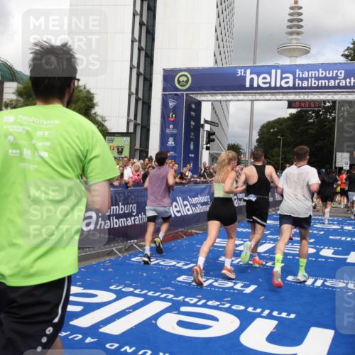 29.06.2025 - hella hamburg halbmarathon Michael Strokosch http://msf.ph/oto/8202556 29.06.2025 10:43:56 Ziel 3437, 3697, 3907, 5624, 5692, 7185, 8145, 9043, 9374, 10493, 11778, 11809, 12438, 12966, 13897, 14861, 15512, 16062, 16549, 17376, 17403, 18650, 18678 meine-sportfotos.de
