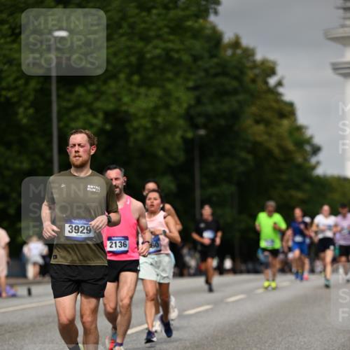 29.06.2025 - hella hamburg halbmarathon Dr. Thomas Lammeyer http://msf.ph/oto/8202558 29.06.2025 10:11:50 Kennedybrücke 1079, 1173, 1893, 1993, 2032, 2136, 3328, 3922, 3929, 4262, 5242, 5899, 6196, 6518, 6707, 6713, 6715, 6833, 7476, 7760, 8585, 9338, 9967, 10700 meine-sportfotos.de