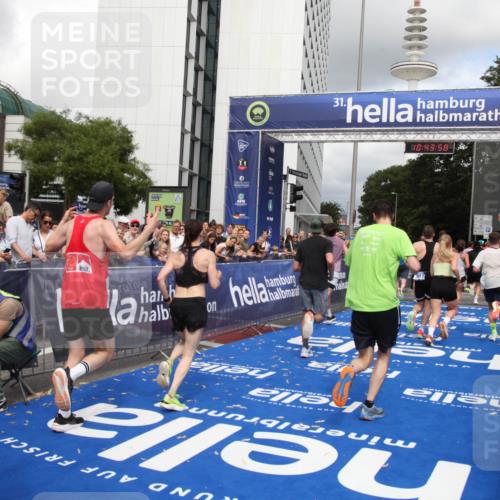 29.06.2025 - hella hamburg halbmarathon Michael Strokosch http://msf.ph/oto/8202591 29.06.2025 10:43:57 Ziel 3437, 3697, 3907, 5624, 5692, 7185, 8063, 8145, 9043, 9374, 10493, 11778, 11809, 12438, 12966, 13897, 14861, 16549, 17376, 17403, 18650, 18678 meine-sportfotos.de