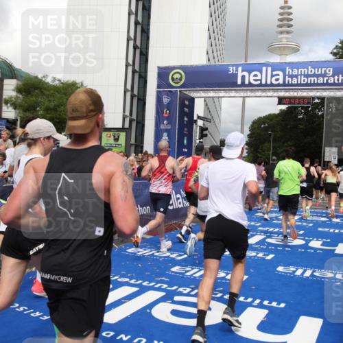 29.06.2025 - hella hamburg halbmarathon Michael Strokosch http://msf.ph/oto/8202629 29.06.2025 10:43:58 Ziel 3437, 3697, 3907, 5624, 5692, 8063, 8145, 8900, 9043, 9374, 10493, 10596, 11809, 12438, 12966, 13897, 14861, 16549, 17376, 17403, 18650, 18678 meine-sportfotos.de