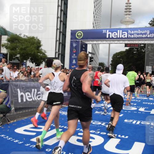 29.06.2025 - hella hamburg halbmarathon Michael Strokosch http://msf.ph/oto/8202651 29.06.2025 10:43:58 Ziel 3437, 3697, 3907, 5624, 5692, 8063, 8145, 8900, 9043, 9374, 10493, 10596, 11809, 12438, 12966, 13897, 14861, 16549, 17376, 17403, 18650, 18678 meine-sportfotos.de