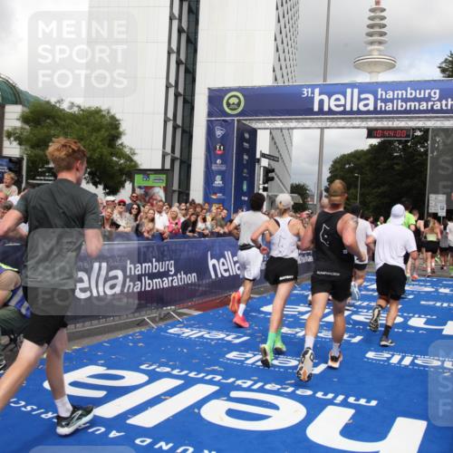 29.06.2025 - hella hamburg halbmarathon Michael Strokosch http://msf.ph/oto/8202664 29.06.2025 10:43:59 Ziel 3697, 3907, 4981, 5624, 5692, 8063, 8145, 8900, 9043, 10493, 10596, 11809, 12438, 12966, 14861, 15383, 16549, 17376, 17403, 18678 meine-sportfotos.de