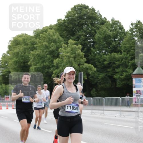 29.06.2025 - hella hamburg halbmarathon Jannik Wohlers http://msf.ph/oto/8202689 29.06.2025 10:25:36 Lombardsbrücke 1479, 4797, 5497, 6663, 8276, 8674, 10104, 10219, 11139, 11596, 11699, 11828, 11859, 12838, 12945, 12946, 14063, 14179, 14223, 14356, 14726, 17369, 19144 meine-sportfotos.de