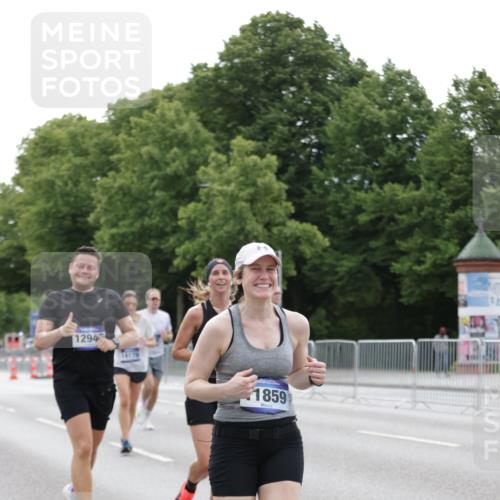 29.06.2025 - hella hamburg halbmarathon Jannik Wohlers http://msf.ph/oto/8202738 29.06.2025 10:25:36 Lombardsbrücke 1479, 4797, 5497, 6663, 8276, 8674, 10104, 10219, 11139, 11596, 11699, 11828, 11859, 12838, 12945, 12946, 14063, 14179, 14223, 14356, 14726, 17369, 19144 meine-sportfotos.de