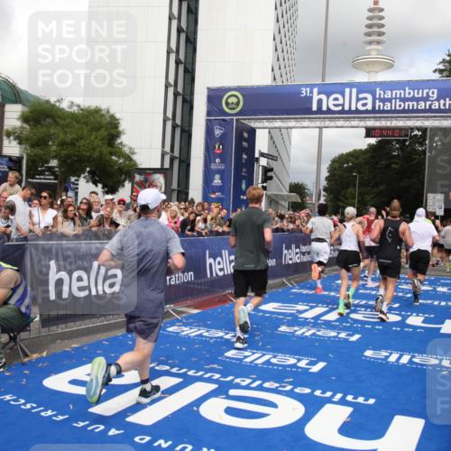 29.06.2025 - hella hamburg halbmarathon Michael Strokosch http://msf.ph/oto/8202747 29.06.2025 10:44:00 Ziel 3697, 3907, 4981, 5624, 8063, 8145, 8900, 9043, 10493, 10596, 11809, 12438, 12966, 14861, 15383, 16549, 17376, 17403, 18678 meine-sportfotos.de