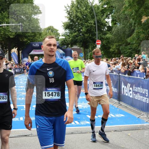 29.06.2025 - hella hamburg halbmarathon Zöllner http://msf.ph/oto/8202752 29.06.2025 10:47:52 Ziel 2340, 5915, 6836, 8564, 11961, 12679, 14383, 17229, 18356, 18430, 18836 meine-sportfotos.de