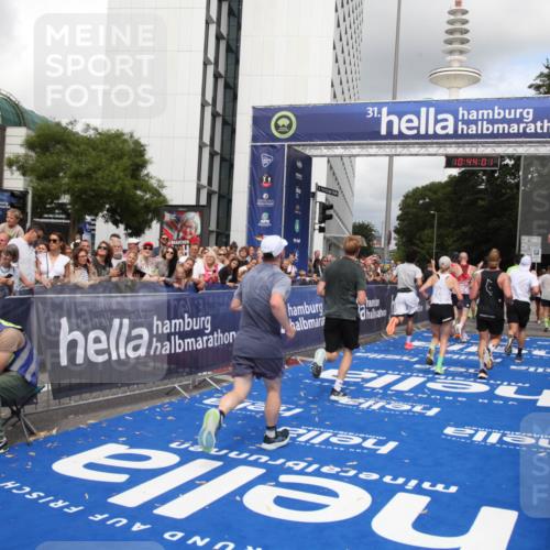 29.06.2025 - hella hamburg halbmarathon Michael Strokosch http://msf.ph/oto/8202779 29.06.2025 10:44:00 Ziel 3697, 3907, 4981, 5624, 8063, 8145, 8900, 9043, 10493, 10596, 11809, 12438, 12966, 14861, 15383, 16549, 17376, 17403, 18678 meine-sportfotos.de