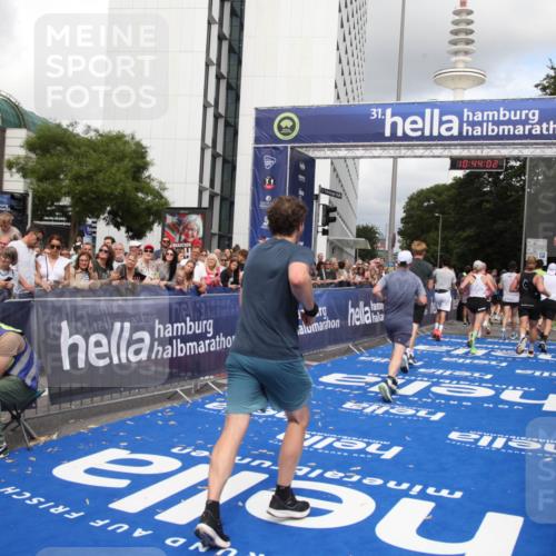 29.06.2025 - hella hamburg halbmarathon Michael Strokosch http://msf.ph/oto/8202816 29.06.2025 10:44:01 Ziel 3697, 3907, 4981, 8063, 8145, 8900, 10493, 10596, 11809, 12438, 12966, 14861, 15383, 16549, 17376, 17403, 17516, 18678 meine-sportfotos.de
